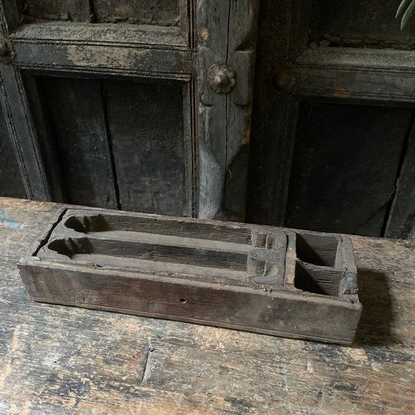 Oude houten bakje