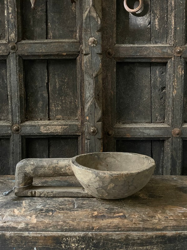Oude houten Nepalees schaal met handvat