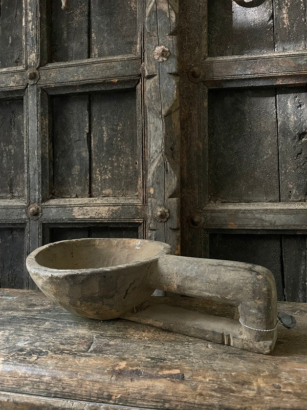 Oude houten Nepalees schaal met handvat