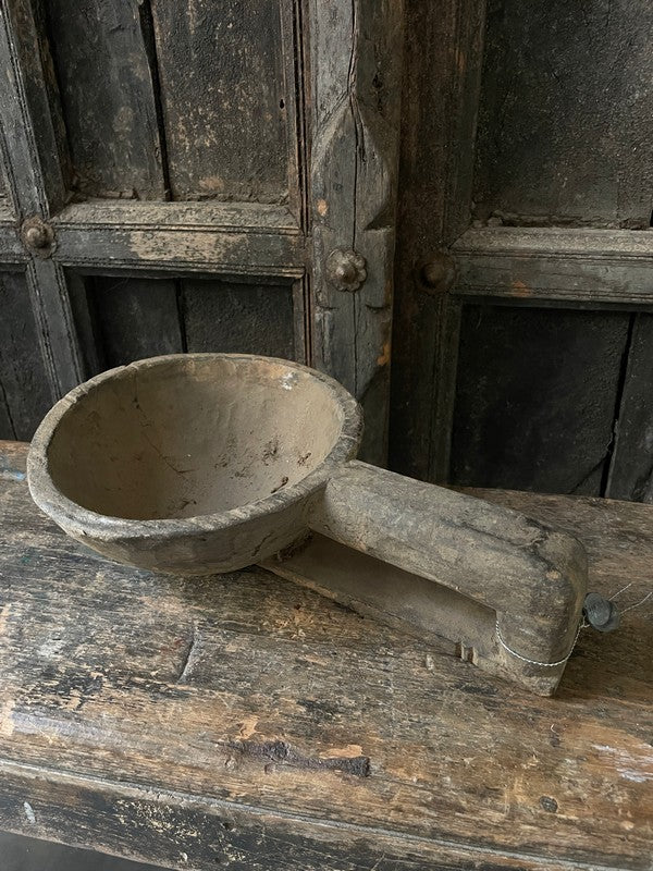Oude houten Nepalees schaal met handvat
