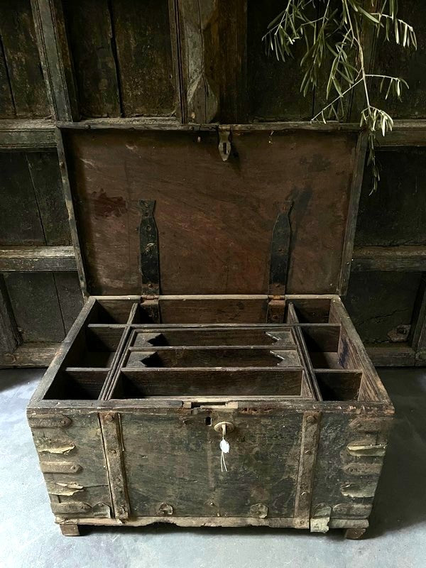 Oude houten Nepalese kist